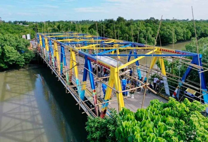 bridge Tiza Bridge in Roxas City gets a colorful makeover. The “Kulay Tulay” project of the city government aims to beautify the city’s bridges. Photos from Mayor Ronnie Dadivas FB Page