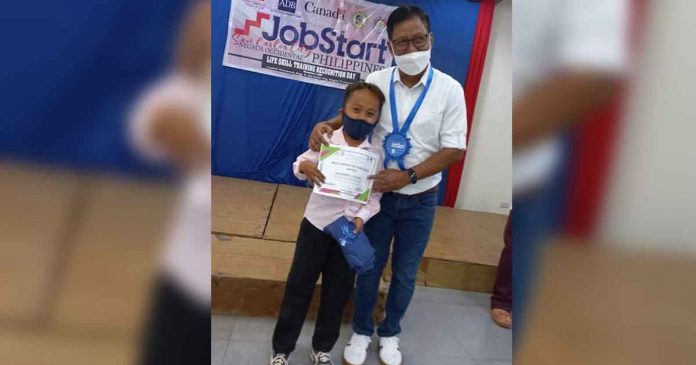 dole-anti-discrimination HEIGHT DOESN’T MATTER. Regional Director Sixto Rodriguez Jr. awards a Certificate of Recognition to Richard Alpanta as one of the most improved JobStarter awardee. The 24-year-old graduate was hired on the spot by the Department of Labor and Employment to work at its Negros Occidental Field Office. DOLE-6 PHOTO