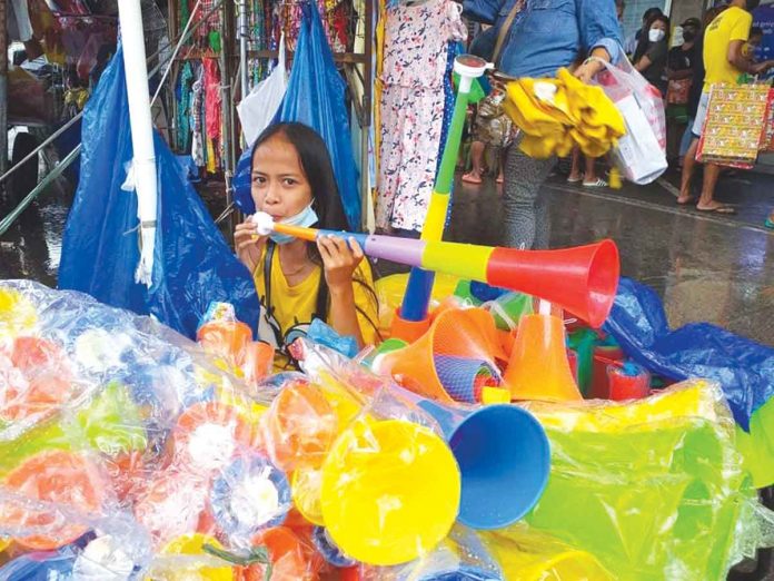front-pic Amid the threat of the Omicron variant of the virus causing coronavirus disease 2019 (COVID-9), the Department of Health discourages the use of torotot in welcoming the new year. Horns, trumpets or whistles can spread the virus through saliva and aerosols discharged into the air. This vendor in Iloilo City, however, remains hopeful people will buy toy trumpets.