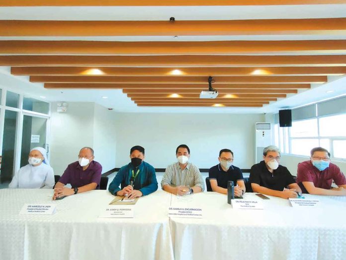 hospitals Key officials of seven private hospitals in Iloilo City say they are ready to renew their accreditation with PhilHealth once the latter settles its debts with them. (From left) Sr. Arcelita Sarnillo, SPC, administrator, St. Paul’s Hospital of Iloilo; Dr. Marcelo N. Jaen, president/medical director, Medicus Medical Center; Dr. Elmer Pedregosa, administrator, Iloilo Mission Hospital; Dr. Danilo Encarnacion, president/chief executive officer, Metro Iloilo Hospital and Medical Center, Inc.; Dr. Felix Ray Villa, CEO, The Medical City Iloilo; Dr. Alejandro Emmanuel Rivera, president/medical director, Iloilo Doctors’ Hospital; and Dr. Nathaniel Chan, chief operating officer, Qualimed Hospital Iloilo. PANAY NEWS PHOTO