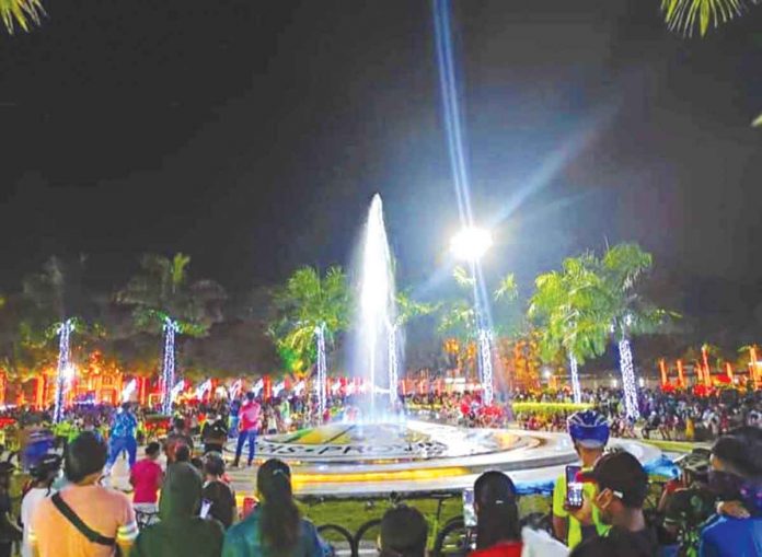 ime-igbaras Dazzling Christmas lights at the public plaza of Igbaras, Iloilo attracts people during the switch-on ceremony. PHOTOS FROM FACEBOOK PAGE OF MAYOR JAIME ESMERALDA
