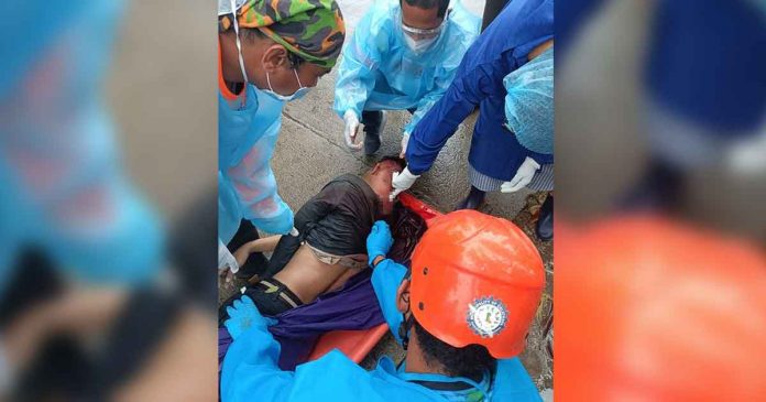 minapasuk-shooting Policemen of Calatrava, Negros Occidental secure the body of a 19-year-old man shot dead in Barangay Minapasuk yesterday. CALATRAVA MPS/NOCPPO