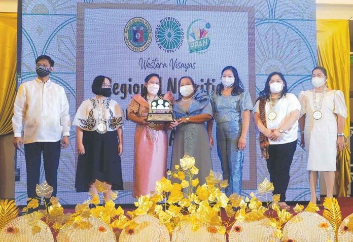 nutrition-awarding The Regional Nutrition Evaluation Team (RNET), chaired by Ms. Rosellie Salcedo of Department of Public Works and Highways, with support from NNC Region VI headed by Regional Nutrition Program Coordinator, Reginaldo T. Guillen is pleased to announce the list of top performing Provincial Nutrition Action Officer, Barangay Nutrition Scholar and runners-up who are qualified as awardees for this year’s Regional Nutrition Awarding Ceremony (RNAC).