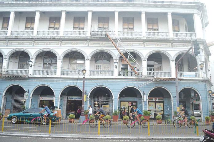 business-workers-vaxxed Most of the workers in various establishments in Iloilo City are already vaccinated against coronavirus disease 2019. The business sector, the Department of Labor and Employment in Region 6 and the city government strongly encourage employees to get vaccinated. PANAY NEWS PHOTO