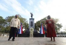 Ilonggos told: ‘Emulate Rizal, be a hero’ Iloilo City’s Mayor Jerry Treñas and City Schools Division Superintendent Ma. Luz De Los Reyes stand before the 104-year-old statue of national hero Dr. Jose Rizal at Plaza Libertad during a program on Dec. 30, 2021 commemorating the 125th anniversary of the hero’s martyrdom.