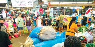 Come the holiday season is also the possible proliferation of fake money. The Bangko Sentral ng Pilipinas Iloilo encourages the public to be vigilant and follow the feel-look-tilt measure to avoid being duped by scammers. Photo shows bustling shoppers at the Iloilo Terminal Market. PANAY NEWS PHOTO