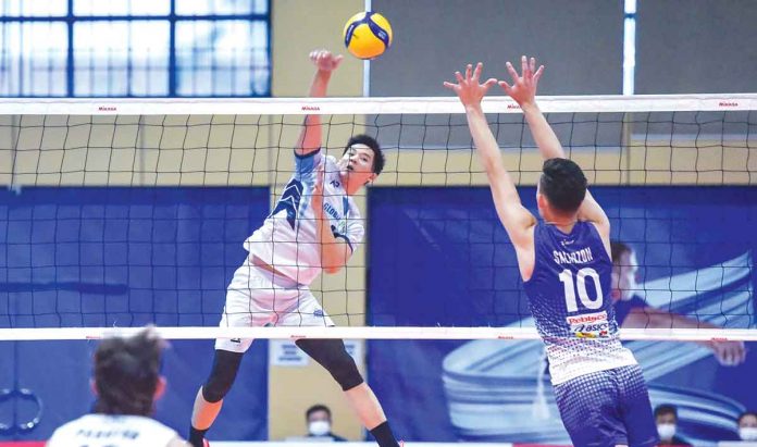sports-MRT Joeven dela Vega of Global Remit scores as MRT-Negros’ Jian Salarzon tries to go for a block. PUSO PILIPINAS PHOTO