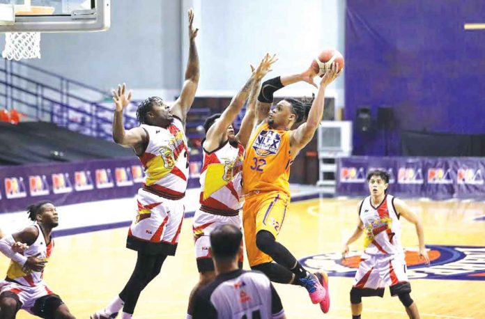 sports-NLEX NLEX Road Warriors’ Kevin McDaniels attacks the defense of San Miguel Beermen’s Brandon Brown and Vic Manuel for an inside hit. PBA MEDIA BUREAU