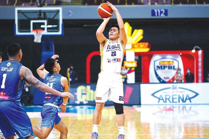 sports-iloilo Levi Hernandez leads the Iloilo United Royals’ offense in their defeat to Pasig Sta Lucia Realtors. MPBL PHOTO