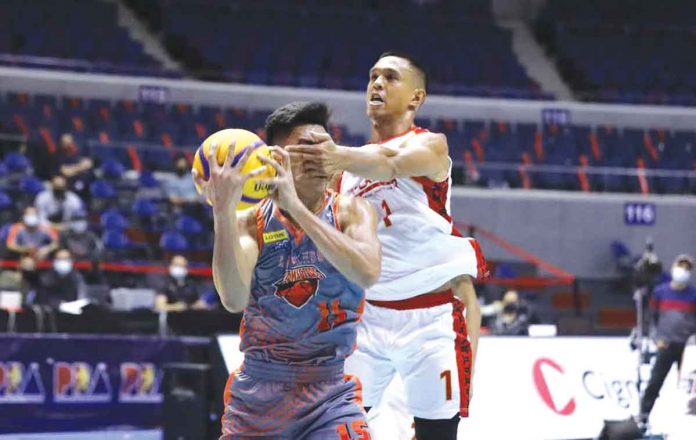Limitless Appmasters’ Jorey Napoles is accidentally slapped in the face by Platinum Karaoke’s Karl Dehesa. PBA MEDIA BUREAU
