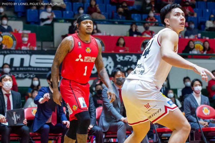sports-parks Nagoya Diamond Dolphins’ Bobby Ray Parks Jr. got the better of fellow Filipino import Dwight Ramos of Toyama Grouses. PHOTO BY LIONEL PIGULT/KANSAI SPORTS