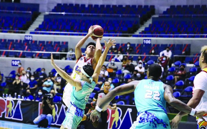 sports rain copy Rain or Shine Elasto Painters’ Rey Nambatac leans on the defense of Phoenix Super LPG Fuel Masters’ Chris Banchero for the game-winning basket. PBA MEDIA BUREAU
