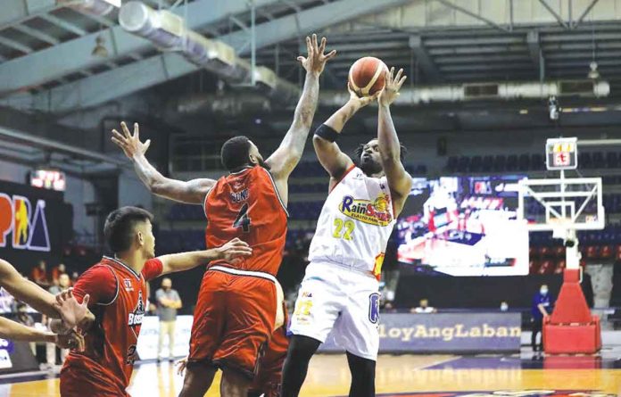 sports-walker Rain or Shine Elasto Painters’ Henry Walker attempts a fade away basket while being defended by Blackwater Bossing’s Jaylen Bond. PBA MEDIA BUREAU