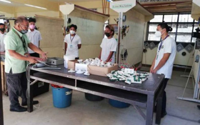 techvoc FACE-TO-FACE. Senior high school students of Antique National School taking up Electrical Installation and Maintenance attend the first day of limited face-to-face classes on Dec. 6, 2021. A total of 88 Technical-Vocational Livelihood students are participating. PNA PHOTO BY ANNABEL CONSUELO J. PETINGLAY