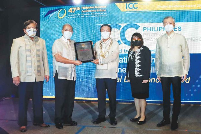 From Left to Right: ICCP Director General, Mr. Jesus Varela, PCCI President Ambassador Benedicto V. Yujuico, Converge CEO and Co-founder Dennis Anthony Uy, PCCI Chairman Ms. Alegria Sibal Limjoco, and 47th PBC & E Conference Chairman of PCCI Mr. Jeffrey T. Ng