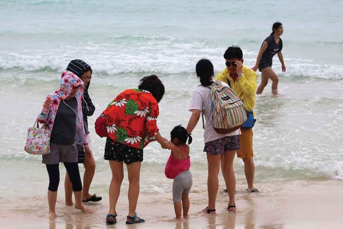 Malay-mayor A group of local tour guides has been calling on the local government to take action against individuals who take on freelance jobs in Boracay without the necessary training to be tour guides.