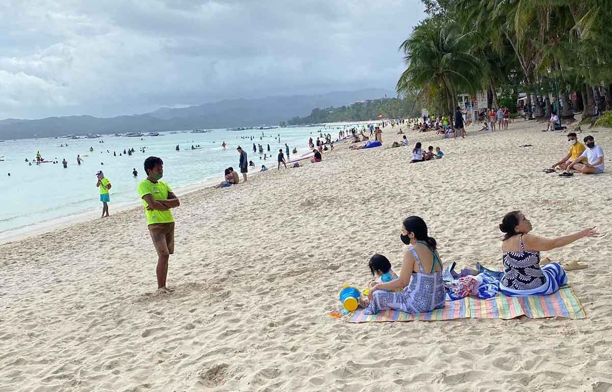 Domestic tourists help Boracay stay afloat