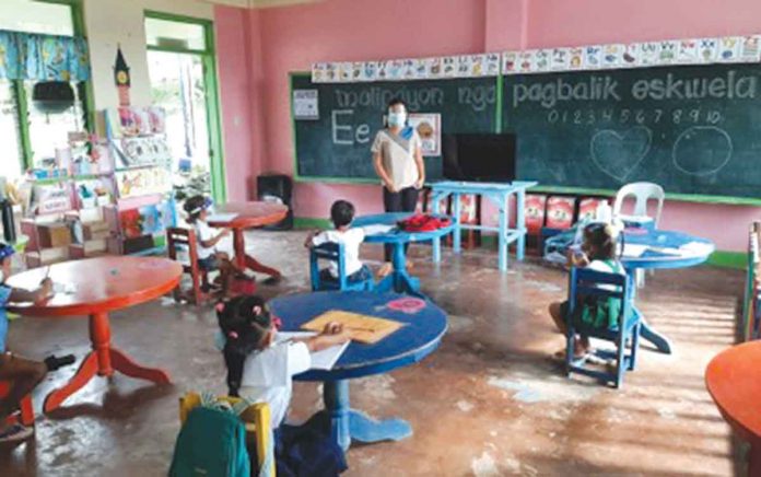 Learners of Hiyang-Hiyang Elementary School in Cadiz City, Negros Occidental observe physical distancing during one of their face-to-face classes. The limited face-to-face classes have been suspended due to Negros Occidental being place under Alert Level 3. PNA PHOTO COURTESY OF DEPED-6