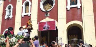 DEVOTION IN MOTION. A priest blesses the faithful with the image of Señor Santo Niño in front of San Jose de Placer Church in Iloilo City before the start of the motorcade on Friday, Jan. 21, 2021. Due to the coronavirus pandemic, the motorcade temporarily replaced the traditional crowd-drawing Dinagyang Festival fluvial procession in honor of Señor Santo Niño. PN PHOTO