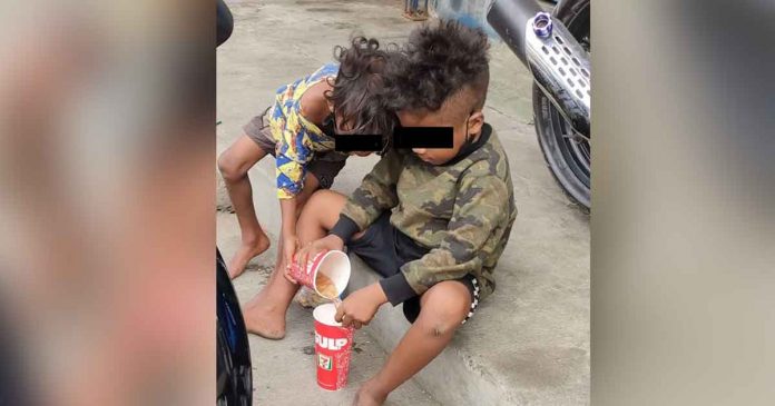 These boys play with paper cups along the sidewalk in Kalibo, Aklan. Minors should stay home and avoid the risk of catching the coronavirus or infecting other people, says Gov. Florencio Miraflores.