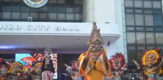 Dancers perform while holding images of the Santo Niño during the Dinagyang Festival 2022 opening salvo on Jan. 14, 2021.
