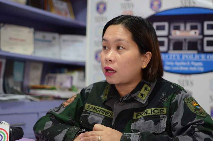 sangrines “Pinangtabog sang pulis and mga tawo kag pinapuli. They were warned nga kasohan sila kun indi magtuman sang mando kay clear violation ang pagtipon-tipon,” says Police Major Shella Mae Sangrines, city police spokesperson. She was referring to a “food expo” that attracted hordes of people at a commercial area in Mandurriao district on Jan. 23, 2022.