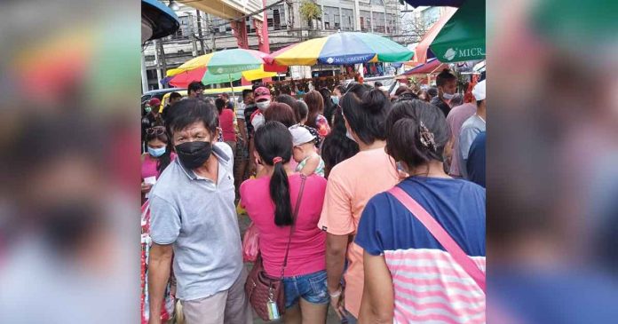 shoulder-to-shoulder SHOULDER TO SHOULDER. Last-minute holiday shoppers in Iloilo City do not observe physical distancing despite the threat of Omicron, a new variant of the virus causing coronavirus disease 2019. Due to protocol breaches, a surge in infections is expected. GLENDA TAYONA/PN