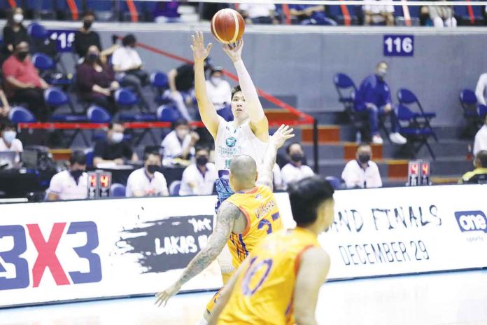 Bacolodnon Justin Chua of Phoenix Super LPG Fuel Masters scores against the defense of NLEX Road Warriors’ JR Quiñahan during their 2021-2022 PBA Governors’ Cup game on Dec. 25, 2021. PBA MEDIA BUREAU