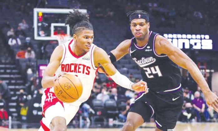 sports-fil-am Filipino-American guard Jalen Green of Houston Rockets attacks the defense of Sacramento Kings’ Buddy Hield. PHOTO COURTESY OF ROCKETS WIRE