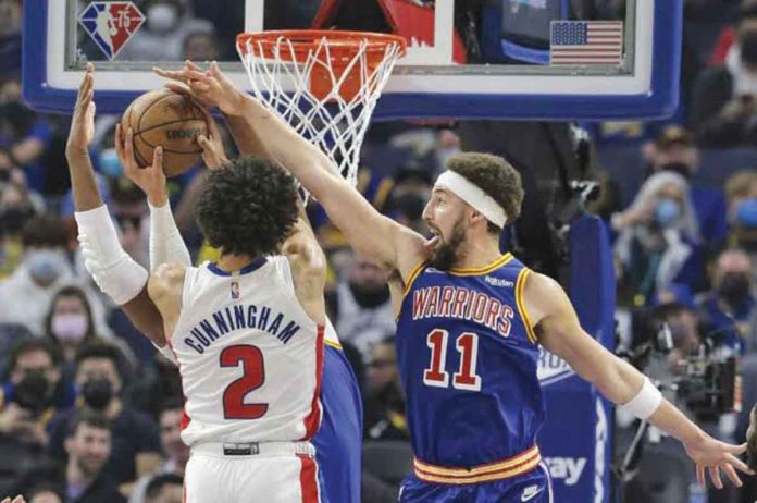 sports-golden Golden State Warriors’ Klay Thompson foils the shot attempt of Detroit Pistons’ Cade Cunningham. PHOTO COURTESY OF CARLOS AVILA GONZALEZ / THE CHRONICLE