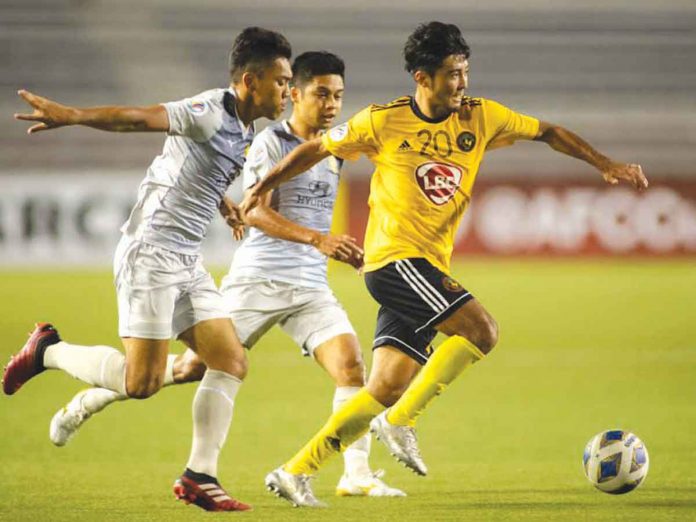 Kaya Futbol Club-Iloilo’s Daigo Horikoshi (20) controls the ball while being chase by two players from Tampines Rovers during their 2020 AFC Cup group matches. AFC PHOTO