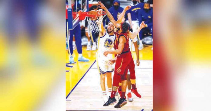 Golden State Warriors’ Klay Thompson (11) dunks the ball against Cleveland Cavaliers’ Lamar Stevens (8). PHOTO BY NHAT V. MEYER/BAY AREA NEWS GROUP