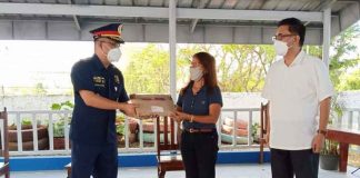 Police Colonel Adrian V. Acollador received the cash reward from SB Member Raquel Aungon Sambas and Atty. Antonio Ramos. Photos from LGU-Buenavista