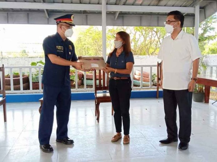 Police Colonel Adrian V. Acollador received the cash reward from SB Member Raquel Aungon Sambas and Atty. Antonio Ramos. Photos from LGU-Buenavista