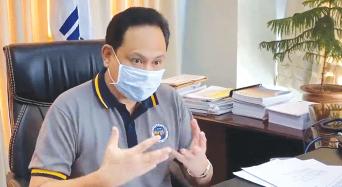 defensor According to Gov. Arthur Defensor Jr. of Iloilo, if the mass wedding is indoor, the number of attendees must only be 30 percent of the venue’s maximum capacity. If it is outdoor, the number of attendees is only up to 50 percent of venue’s capacity.