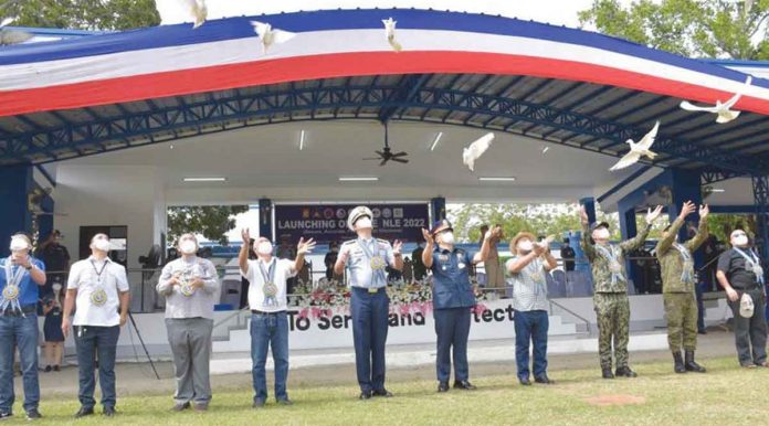 doves-for-peace DOVES FOR PEACE. Representatives of government agencies, religious and community leaders release doves during the launching of the “Kapulungan ng inyong Pulis, ng inyong Sundalo, ng inyong Bantay Dagat, ng Comelec, at lahat ng Lingkod Bayan kasama ang Simbahan at Pamayanan” or KASIMBAYANAN at the Police Regional Office 6 headquarters in Camp Delgado, Iloilo City. It is a multi-sectoral campaign movement for peaceful polls. PRO-6 PHOTO