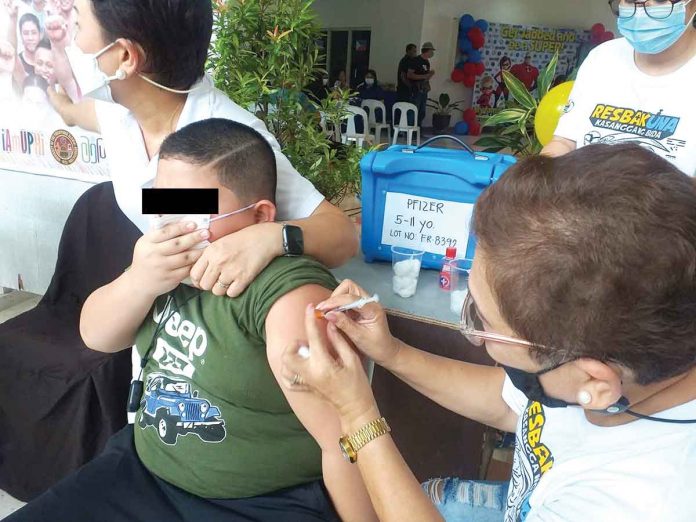 front-pic Vaccine hesitancy among residents remains a challenge, according to the provincial government of Iloilo. But not this boy who has mustered the courage to get his vaccine shot against coronavirus disease 2019 during the “People Power Resbakuna” campaign of the Iloilo provincial government. The capitol is thinking of more creative ways to make vaccines more accessible to the public. PN PHOTO