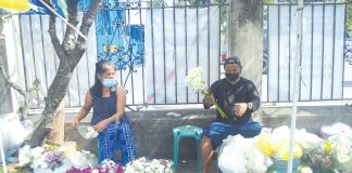 Vendors selling flowers, candles and religious articles wait for buyers outside the Jaro Metropolitan Cathedral in Iloilo City. Restrictions on the movement of people due to the coronavirus pandemic have reduced their volume of customers. PN PHOTOS