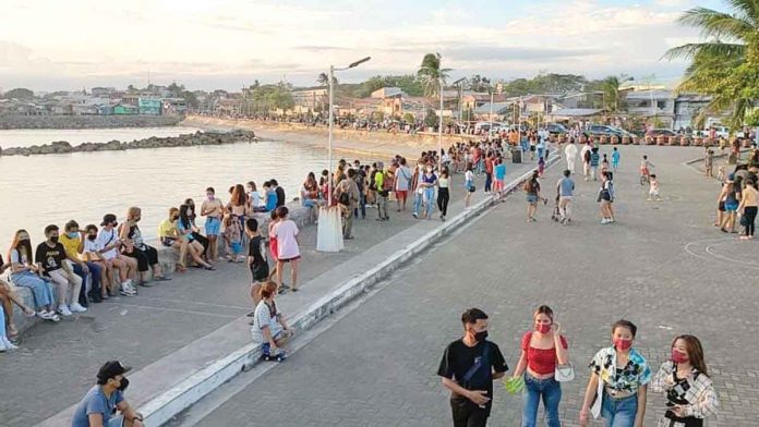 IT’S A DATE! Iloilo City’s Fort San Pedro is the rendezvous of choice of lovers on Valentine’s Day. Couples just have to be together on the Day of Hearts, even in the time of coronavirus pandemic, physical distancing be damned. The police and barangay tanods turned a blind eye; none of these people were arrested or reprimanded. PN PHOTO