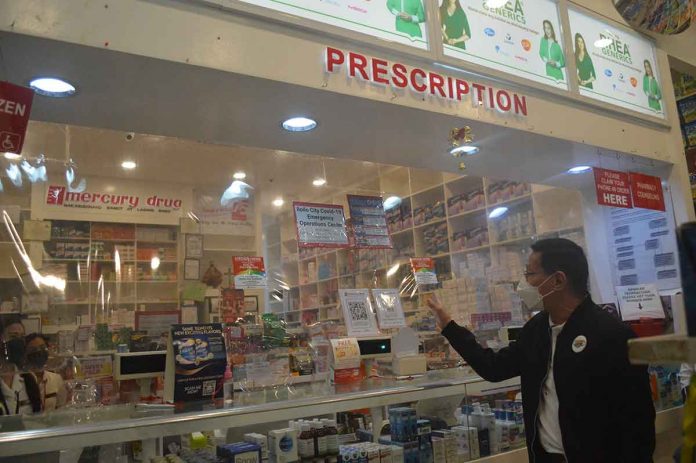 news-duque-praise Health secretary Francisco Duque inspects a pharmacy at Festive Mall, Iloilo Business Park in Mandurriao, Iloilo City during the launching on Feb. 3 of “Resbakuna sa Botika”, a pharmacy-based vaccination against coronavirus disease. PN PHOTO