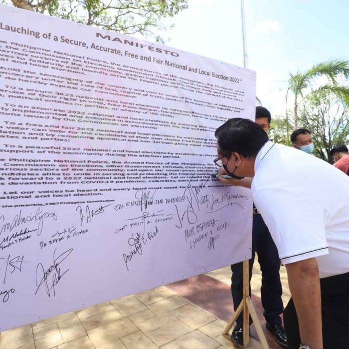 news-glend-covenant1 Mayor Jerry Treñas of Iloilo City signs a manifesto for clean and honest 2022 elections during an interfaith prayer for peace and unity, and caravan. ILOILO CITY GOV’T PHOTO