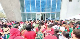 Thousands of Iloilo barangay captains and campaign leaders of presidential candidate Ferdinand “Bongbong” Marcos Jr. storm the Iloilo Convention Center in Mandurriao, Iloilo City for a “leaders’ rally” with him yesterday morning. PN PHOTO