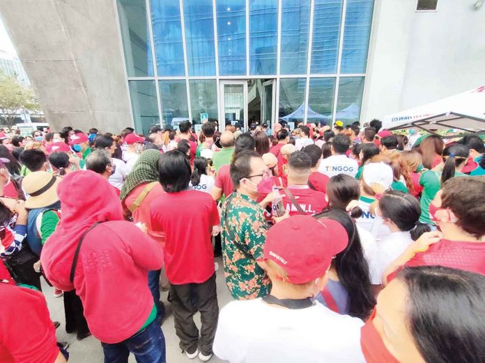 news-ime-barnstorm Thousands of Iloilo barangay captains and campaign leaders of presidential candidate Ferdinand “Bongbong” Marcos Jr. storm the Iloilo Convention Center in Mandurriao, Iloilo City for a “leaders’ rally” with him yesterday morning. PN PHOTO