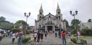 People observe physical distancing as they pray outside the Jaro Metropolitan Cathedral in Jaro, Iloilo City. Due to the coronavirus disease pandemic, Jaro won’t have a grandiose religious and district fiesta tomorrow, Feb. 2. PN PHOTO