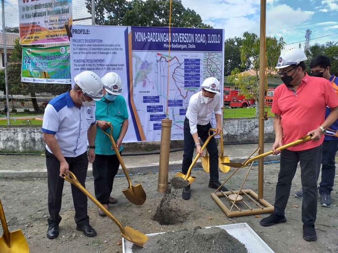 news-ime-road From left: Public Works and Highways regional director Tiburcio Canlas; Mayor Serafin Villa of Badiangan, Iloilo; Cong. Lorenz Defensor of Iloilo’s 3rd District; and Mayor Rey Grabato of Mina, Iloilo lead the groundbreaking for a P341-million Mina-Badiangan Diversion Road project in Badiangan town/PN PHOTO