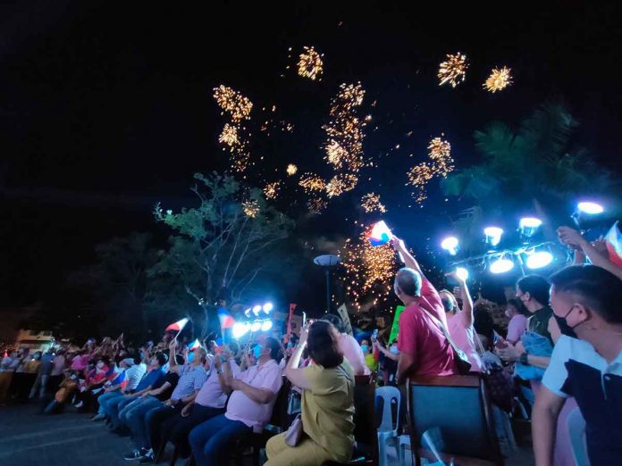 page2-pic At the provincial capitol of Iloilo on Friday night, Feb. 25, people watch the fireworks display to mark the 36th anniversary commemoration of the February 1986 People Power Revolution that ousted dictator Ferdinand Marcos and ended his two-decade reign. PN PHOTO