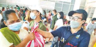 Eagles club member gave a food pack to a woman, a resident of Pinamuk-an.