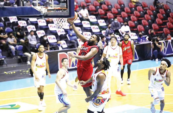 sports-alaska Alaska Aces’ Oluseyi Ashaolu attacks the defense of Rain or Shine Elasto Painters for a layup. PBA MEDIA BUREAU