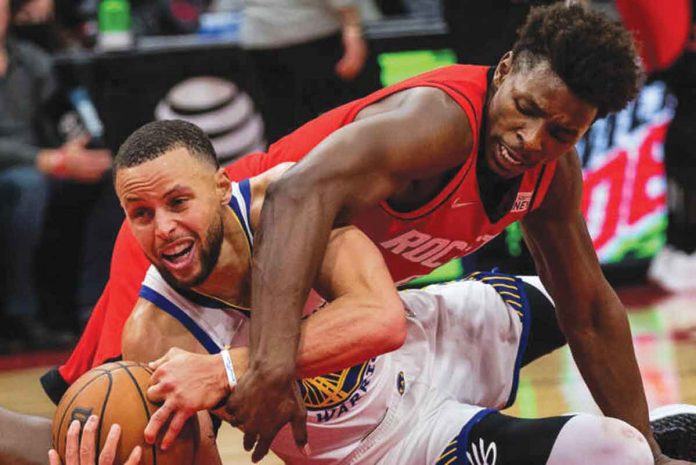 sports-curry Golden State Warriors’ Stephen Curry is clobbered by the defense of Houston Rockets forward Jae’Sean Tate. HOUSTON CHRONICLE PHOTO