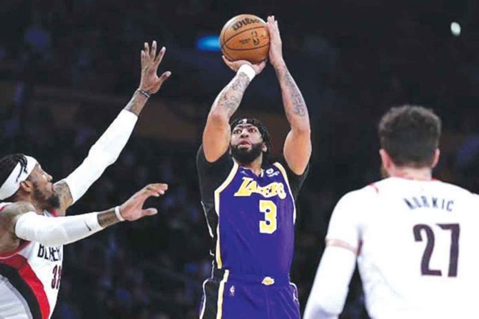 sports-davis Los Angeles Lakers’ Anthony Davis attempts a midrange basket as Portland Trail Blazers’ Robert Covington tries to defend. AP PHOTO